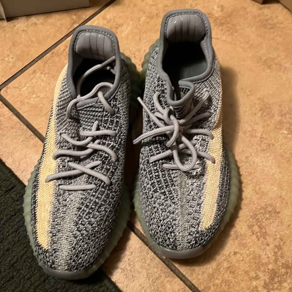 Yeezy 350 ash blue worn twice size 5 1/2 in boys